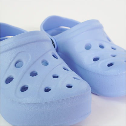 Sandália infantil super leve e macia, cor azul, com design interno plano para uso com calha AFO, disponível em cores alegres e vibrantes.