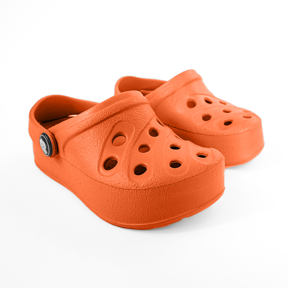 Sandália infantil super leve e macia, cor laranja, com design interno plano para uso com calha AFO, disponível em cores alegres e vibrantes.