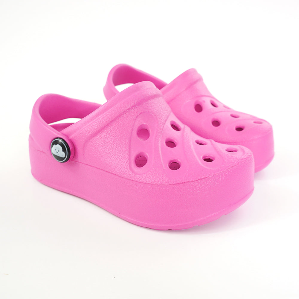 Sandália infantil super leve e macia, cor rosa, com design interno plano para uso com calha AFO, disponível em cores alegres e vibrantes.