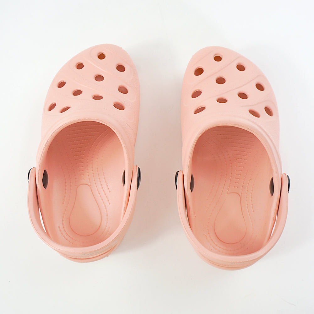 Sandália infantil super leve e macia, com design interno plano para uso com calha AFO, disponível em cores alegres.