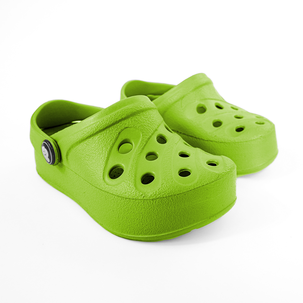 Sandália infantil super leve e macia, cor verde, com design interno plano para uso com calha AFO, disponível em cores alegres e vibrantes.