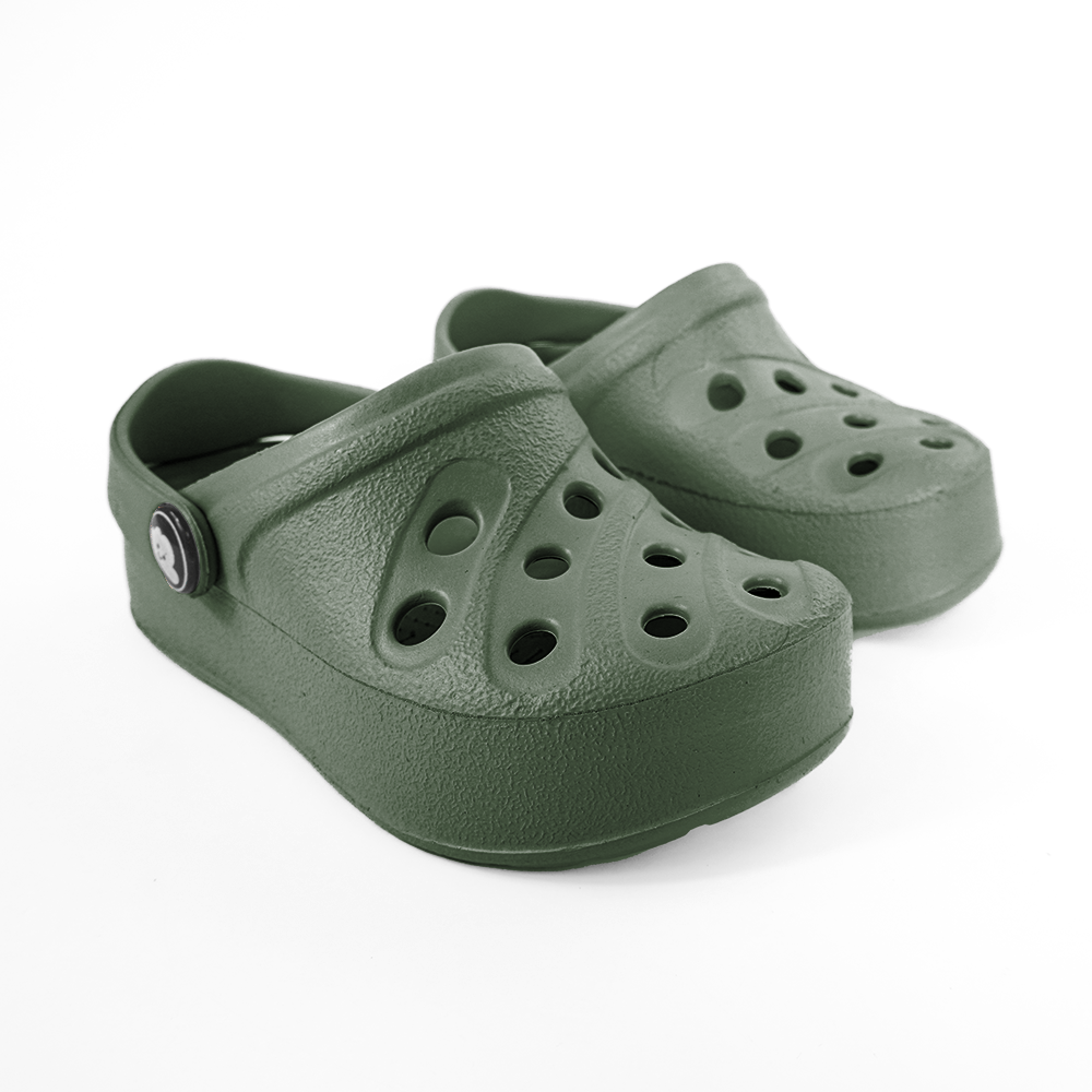 Sandália infantil super leve e macia, verde oliva, com design interno plano para uso com calha AFO, disponível em cores alegres e vibrantes.