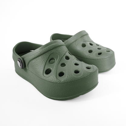 Sandália infantil super leve e macia, verde oliva, com design interno plano para uso com calha AFO, disponível em cores alegres e vibrantes.