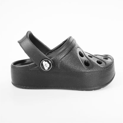 Sandália infantil super leve e macia, cor preta, com design interno plano para uso com calha AFO, disponível em cores alegres e vibrantes.