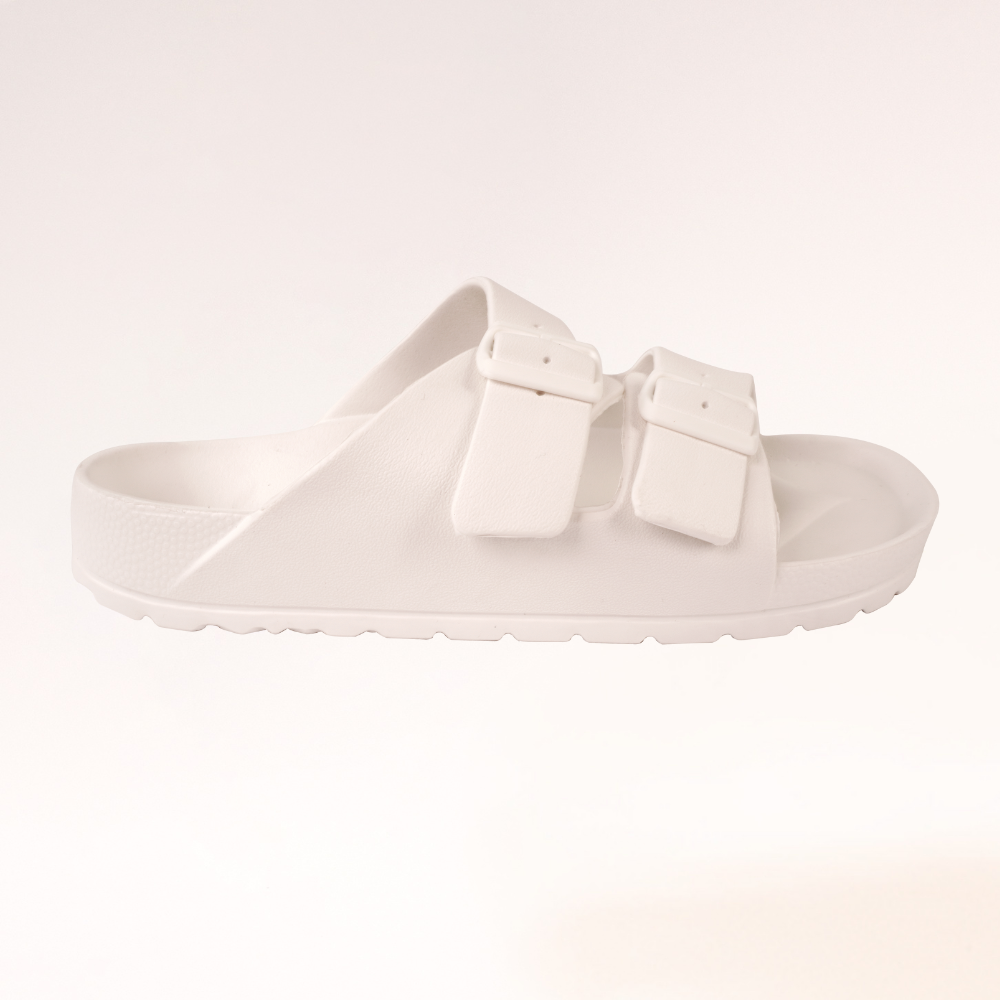 A imagem mostra a sandália ortopédica Ergonofeet, vista na lateral, na cor branca