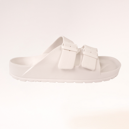 A imagem mostra a sandália ortopédica Ergonofeet, vista na lateral, na cor branca