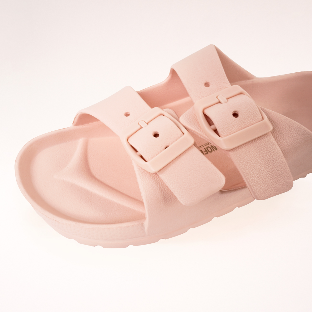 A imagem mostra os detalhes da tira da  sandália ortopédica Ergonofeet, na cor rosa