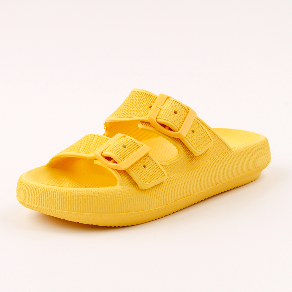 Sandália ortopédica feita em EVA expandido na cor amarela, com fivelas para ajuste. Possui solado espesso de quase 4 cm, que distribui o peso dos pés, alivia pontos de pressão e oferece conforto e estabilidade ao caminhar. Indicada para dores nos pés, como esporão de calcâneo e fascite plantar. Conta com bordas laterais elevadas, solado antiderrapante e tiras macias.