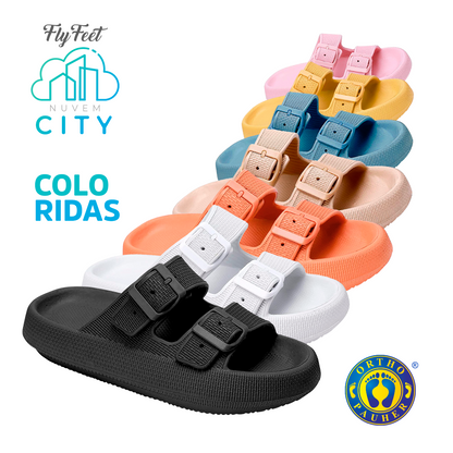 Sandália ortopédica feita em EVA expandido, com fivelas para ajuste. Possui solado espesso de quase 4 cm, que distribui o peso dos pés, alivia pontos de pressão e oferece conforto e estabilidade ao caminhar. Indicada para dores nos pés, como esporão de calcâneo e fascite plantar. Conta com bordas laterais elevadas, solado antiderrapante e tiras macias. 

Cores disponíveis: preta, branca, laranja, bege, azul, amarela e rosa.