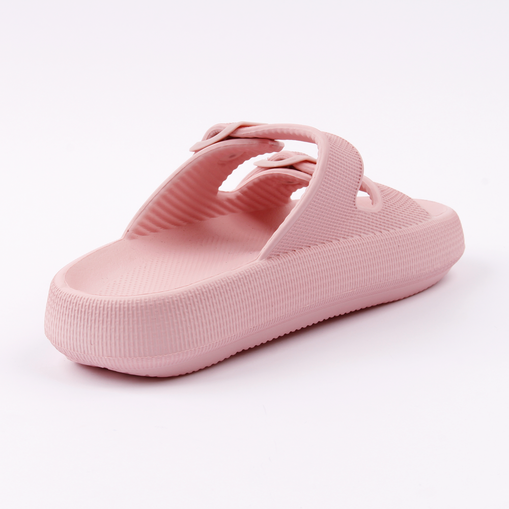 Sandália ortopédica feita em EVA expandido na cor rosa, com fivelas para ajuste. Possui solado espesso de quase 4 cm, que distribui o peso dos pés, alivia pontos de pressão e oferece conforto e estabilidade ao caminhar. Indicada para dores nos pés, como esporão de calcâneo e fascite plantar. Conta com bordas laterais elevadas, solado antiderrapante e tiras macias.