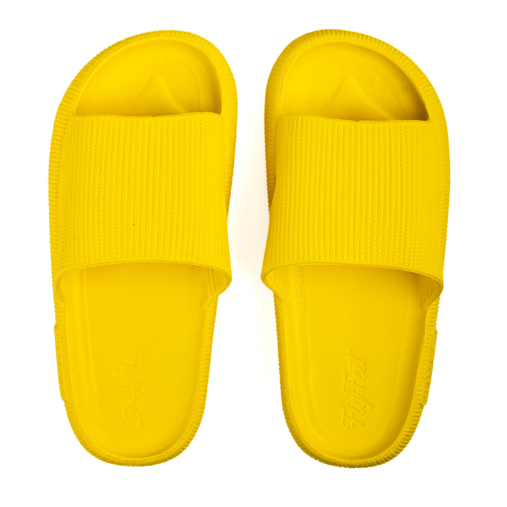 Imagem da sandália ortopédica Fly Feet Nuvem, na cor amarela. Possui abertura lateral que acomoda a região do joanete e base projetada para distribuir a pressão dos pés, oferecendo conforto, alívio de dores e proteção para a pisada.