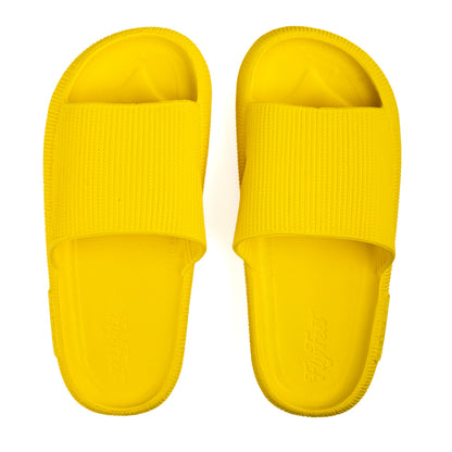 Imagem da sandália ortopédica Fly Feet Nuvem, na cor amarela. Possui abertura lateral que acomoda a região do joanete e base projetada para distribuir a pressão dos pés, oferecendo conforto, alívio de dores e proteção para a pisada.