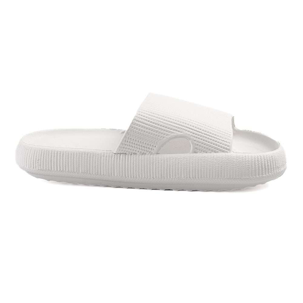 Imagem da sandália ortopédica Fly Feet Nuvem, na cor branca. Possui abertura lateral que acomoda a região do joanete e base projetada para distribuir a pressão dos pés, oferecendo conforto, alívio de dores e proteção para a pisada.