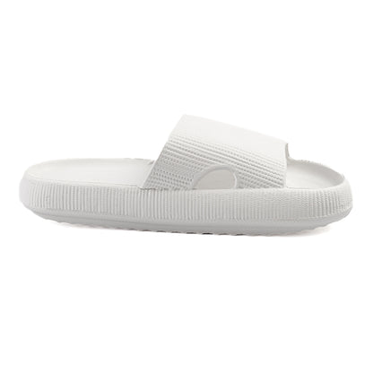 Imagem da sandália ortopédica Fly Feet Nuvem, na cor branca. Possui abertura lateral que acomoda a região do joanete e base projetada para distribuir a pressão dos pés, oferecendo conforto, alívio de dores e proteção para a pisada.