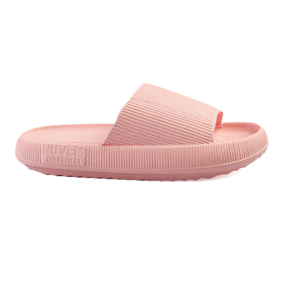 Imagem da sandália ortopédica Fly Feet Nuvem, na cor rosa. Possui abertura lateral que acomoda a região do joanete e base projetada para distribuir a pressão dos pés, oferecendo conforto, alívio de dores e proteção para a pisada.