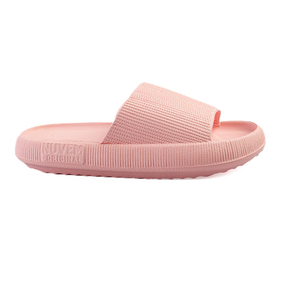 Imagem da sandália ortopédica Fly Feet Nuvem, na cor rosa. Possui abertura lateral que acomoda a região do joanete e base projetada para distribuir a pressão dos pés, oferecendo conforto, alívio de dores e proteção para a pisada.