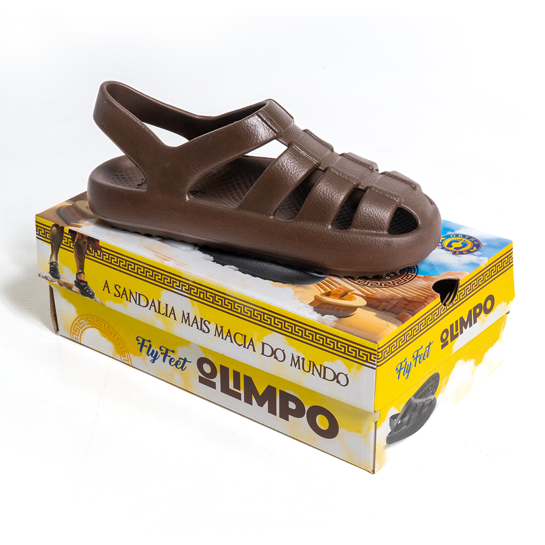Sandália ortopédica na cor marrom (café). Embalagem em tons de amarelo com imagens do Olimpo.  Slogan: A sandália mais macia do mundo.