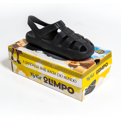 Sandália ortopédica na cor preta. Embalagem em tons de amarelo com imagens do Olimpo.  Slogan: A sandália mais macia do mundo.