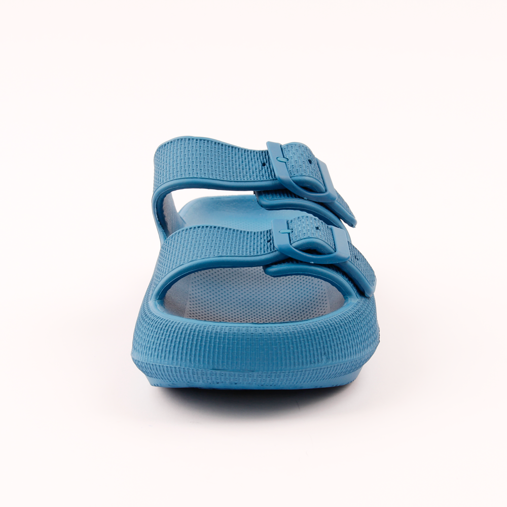 andália ortopédica feita em EVA expandido na cor azul, com fivelas para ajuste. Possui solado espesso de quase 4 cm, que distribui o peso dos pés, alivia pontos de pressão e oferece conforto e estabilidade ao caminhar. Indicada para dores nos pés, como esporão de calcâneo e fascite plantar. Conta com bordas laterais elevadas, solado antiderrapante e tiras macias.