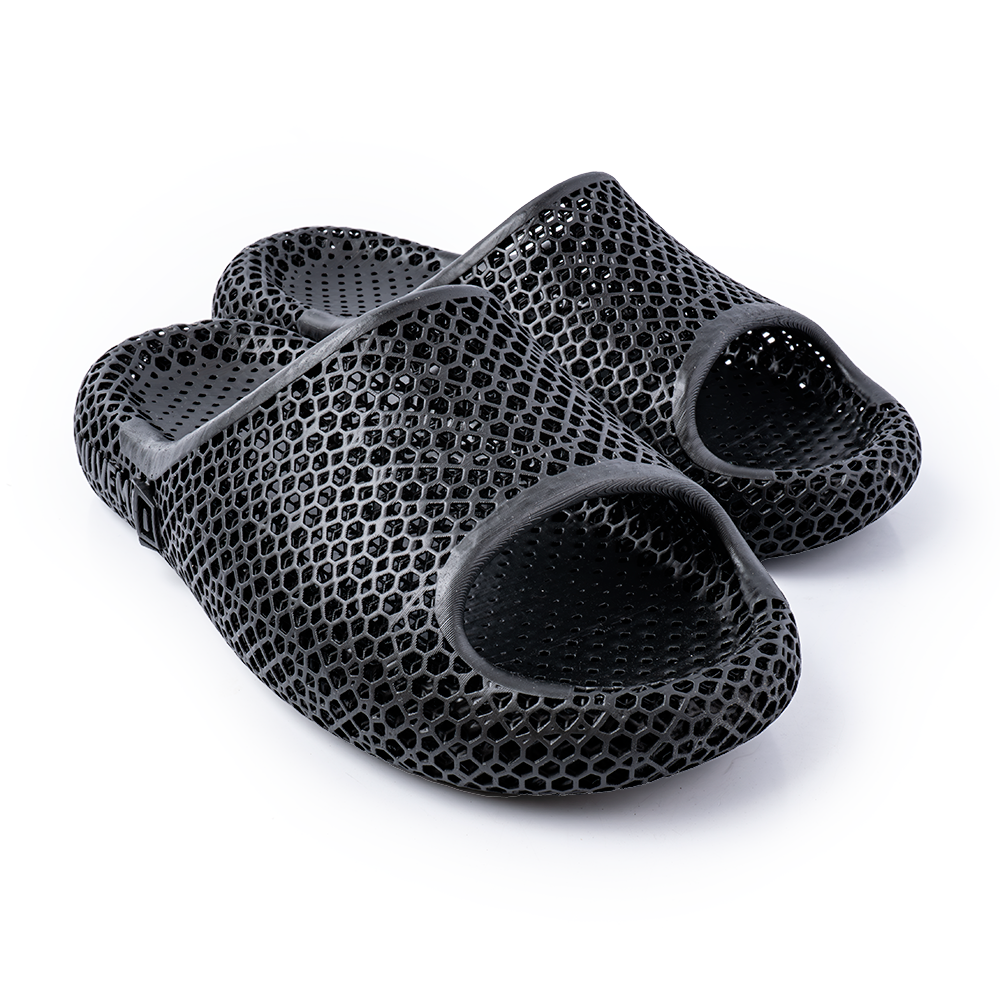 Imagem da sandália Nuvem3D com design tridimensional e estrutura de treliça impressa em 3D, mostrando sua base extra larga e filamentos flexíveis que promovem conforto, absorção de impacto e ventilação para os pés.