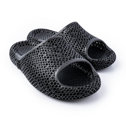 Imagem da sandália Nuvem3D com design tridimensional e estrutura de treliça impressa em 3D, mostrando sua base extra larga e filamentos flexíveis que promovem conforto, absorção de impacto e ventilação para os pés.