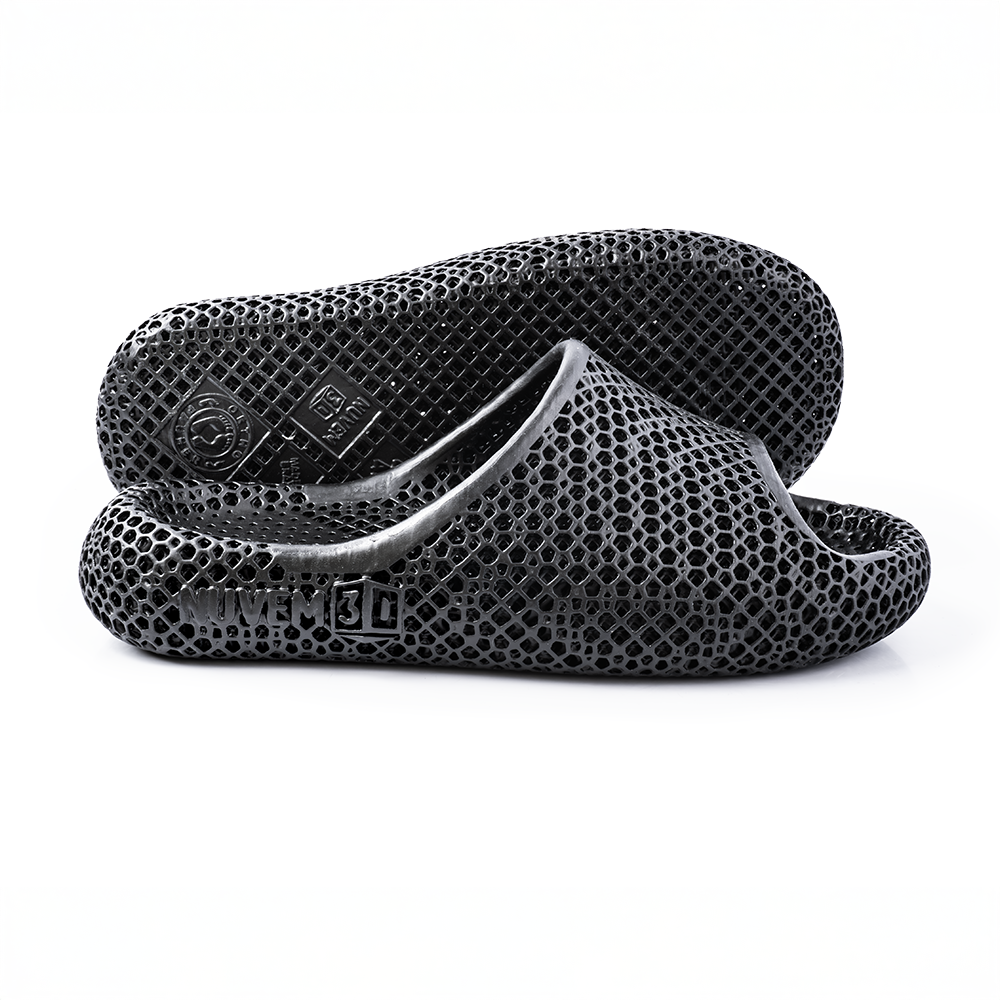 Par da sandália ortopédica Nuvem3D com design tridimensional e estrutura de treliça impressa em 3D, mostrando sua base extra larga e filamentos flexíveis que promovem conforto, absorção de impacto e ventilação para os pés.