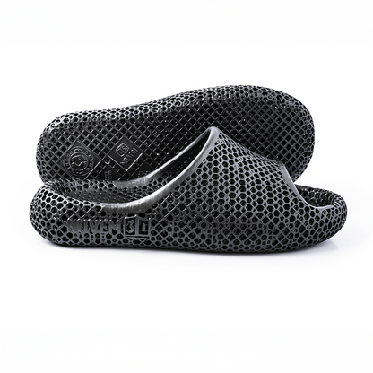 Par da sandália ortopédica Nuvem3D com design tridimensional e estrutura de treliça impressa em 3D, mostrando sua base extra larga e filamentos flexíveis que promovem conforto, absorção de impacto e ventilação para os pés.