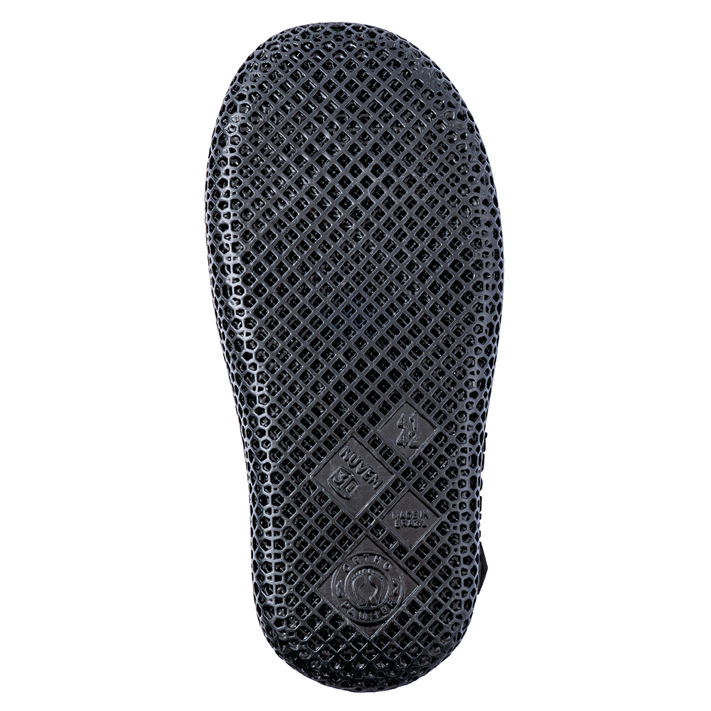 Imagem da parte inferior da sandália Nuvem3D, exibindo sua estrutura em treliça tridimensional feita por impressão 3D, com base extra larga e filamentos flexíveis que garantem absorção de impacto e conforto. Cor preta.