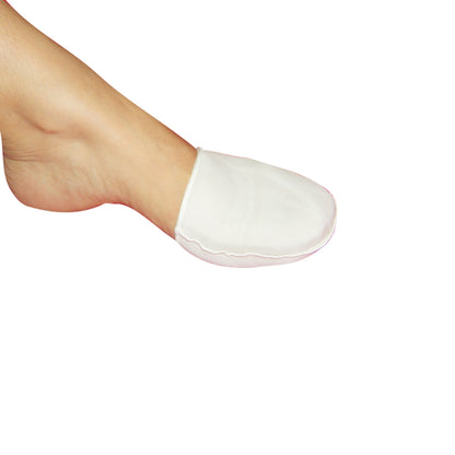 Pé direito de uma pessoa utilizando uma sapatilha de tecido com gel.