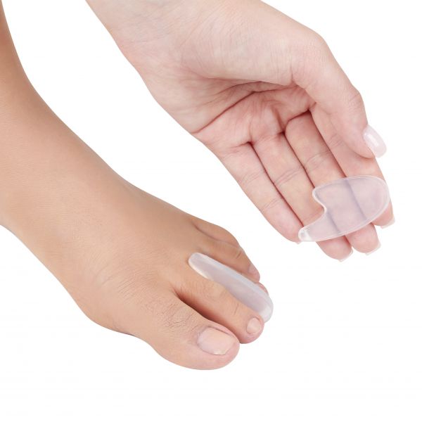 Pessoa demonstrando como deve utilizar o separador de dedos encaixando entre a segunda e terceira falange