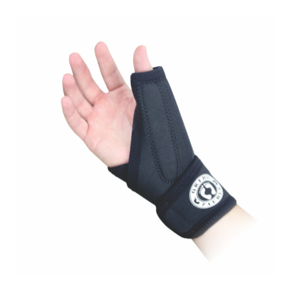 Pessoa utilizando o produto na sua mão direita, com a logo da Ortho Pauher na parte de baixo da tala