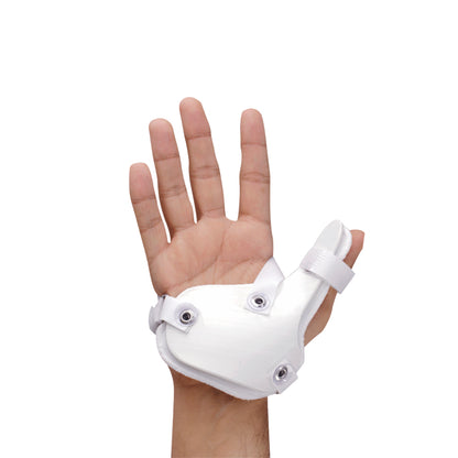 Pessoa utilzando a tala de PVC na cor branca na mão direita.