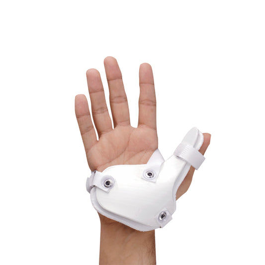 Pessoa utilzando a tala de PVC na cor branca na mão direita.