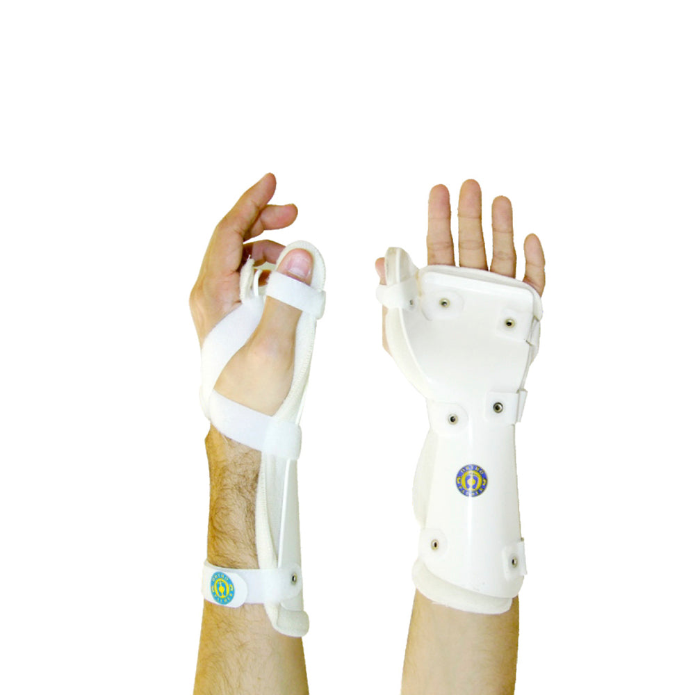 Pessoa mostrando como fica o produto de lado na mão esquerda e mostrando como fica na palma da mão.