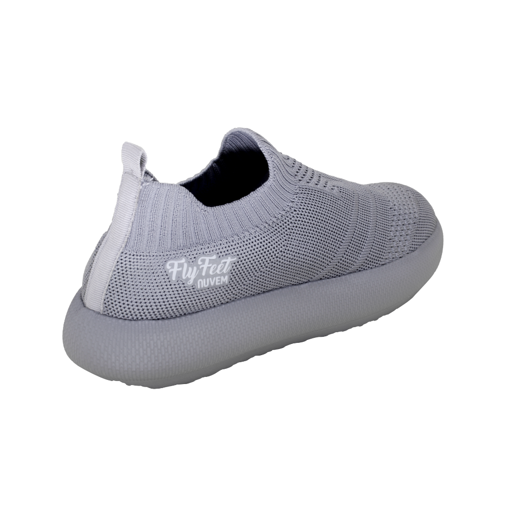 A imagem mostra um tênis ortopédico Fly Feet Nuvem na vista traseira, na cor cinza