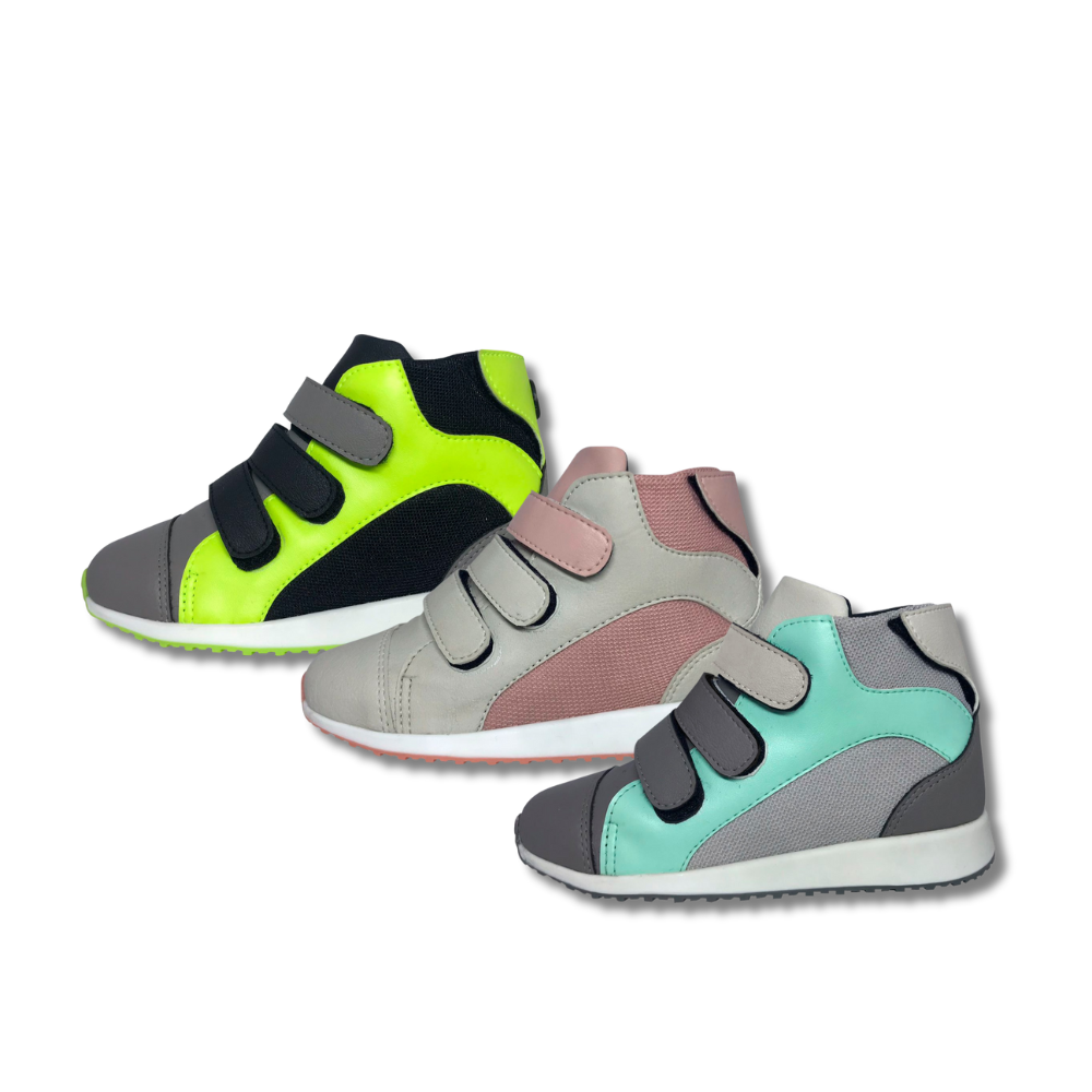 Tênis ortopédico infantil estilo botinha, com cano alto, abertura traseira em velcro e forro acolchoado para facilitar o uso com órteses AFO ou SMO. Possui ampla abertura para encaixe do calcanhar, solado antiderrapante e estrutura que oferece suporte à postura, ajudando no tratamento de pé plano ou cavo. Indicado para crianças com disfunções motoras ou más formações. Disponível em 3 cores: rosa com cinza e branco, verde neon com preto e cinza e verde com cinza.