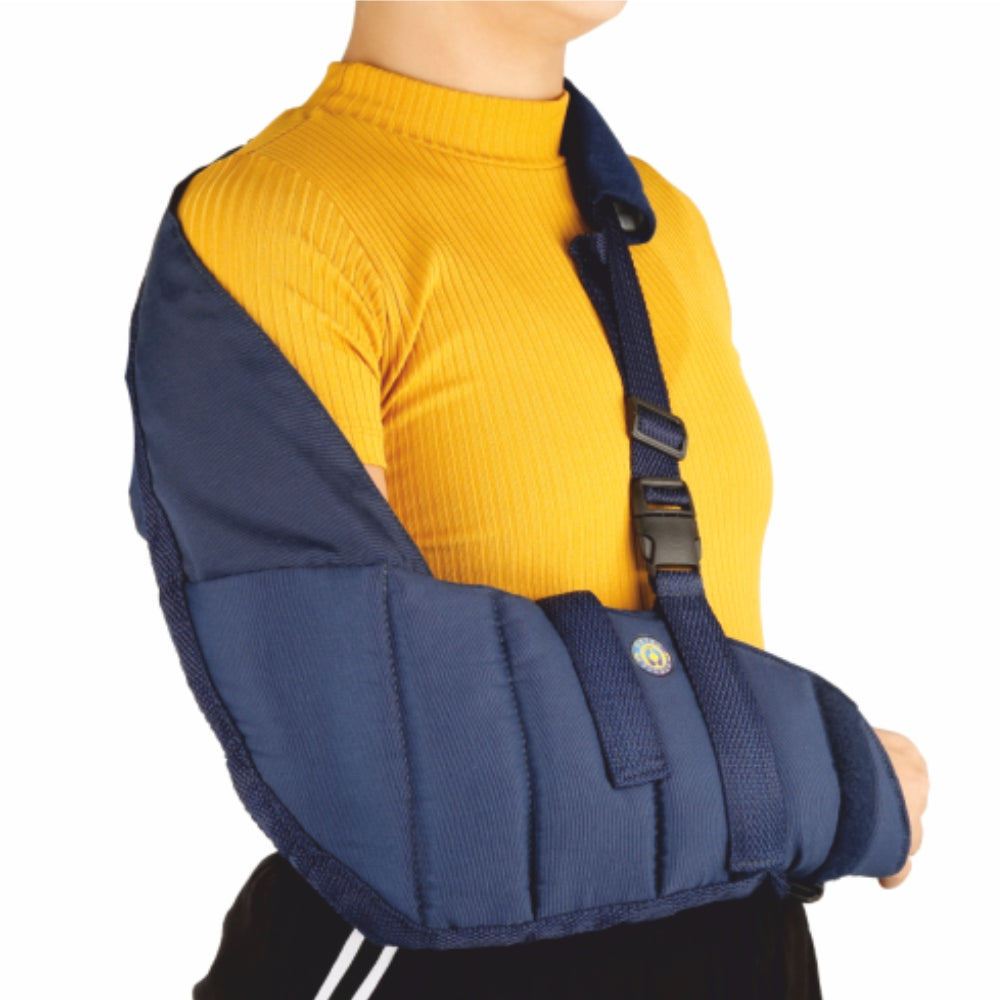 Mulher na vista lateral utilizando uma tipoia de  no braço direito, na cor azul, com a logo da Ortho Pauher na parte superiro da tipoia