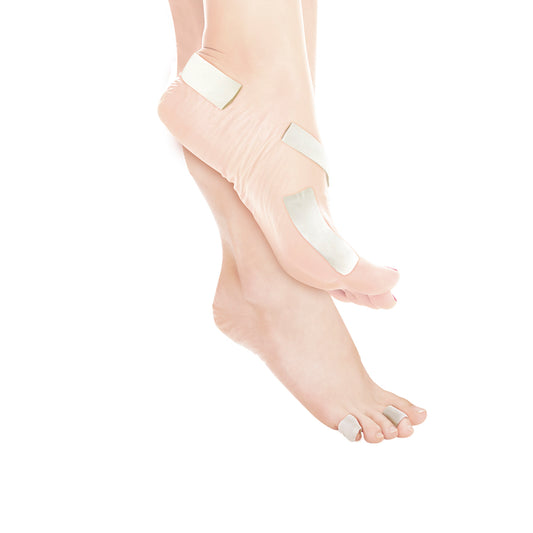 Pessoa utilizando tiras multiuso de gel nos dois pés.