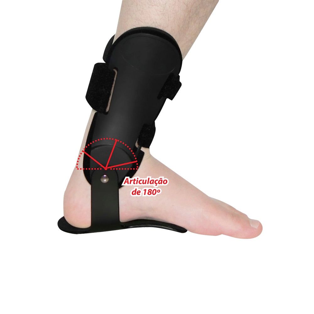 Pesso utilizando o produto no tornozelo esquerdo e mostrando que pode ir até o ângulo de 180 graus