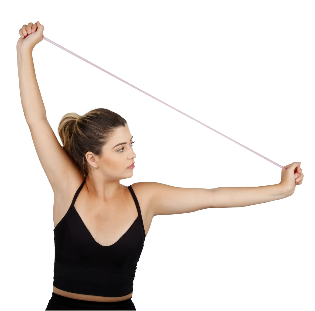 Pessoa utilzando o produto na cor rosa