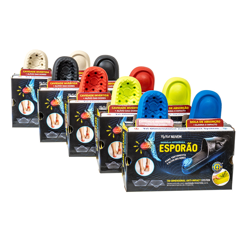 Imagem com cinco embalagens do modelo Fly Feet Nuvem, cada uma contendo uma sandália em cores diferentes: bege, vermelho, azul, preto e verde neon. As embalagens funcionam como expositores, apresentando a sandália tanto pelo lado superior quanto inferior, destacando suas características anatômicas e o design do solado.