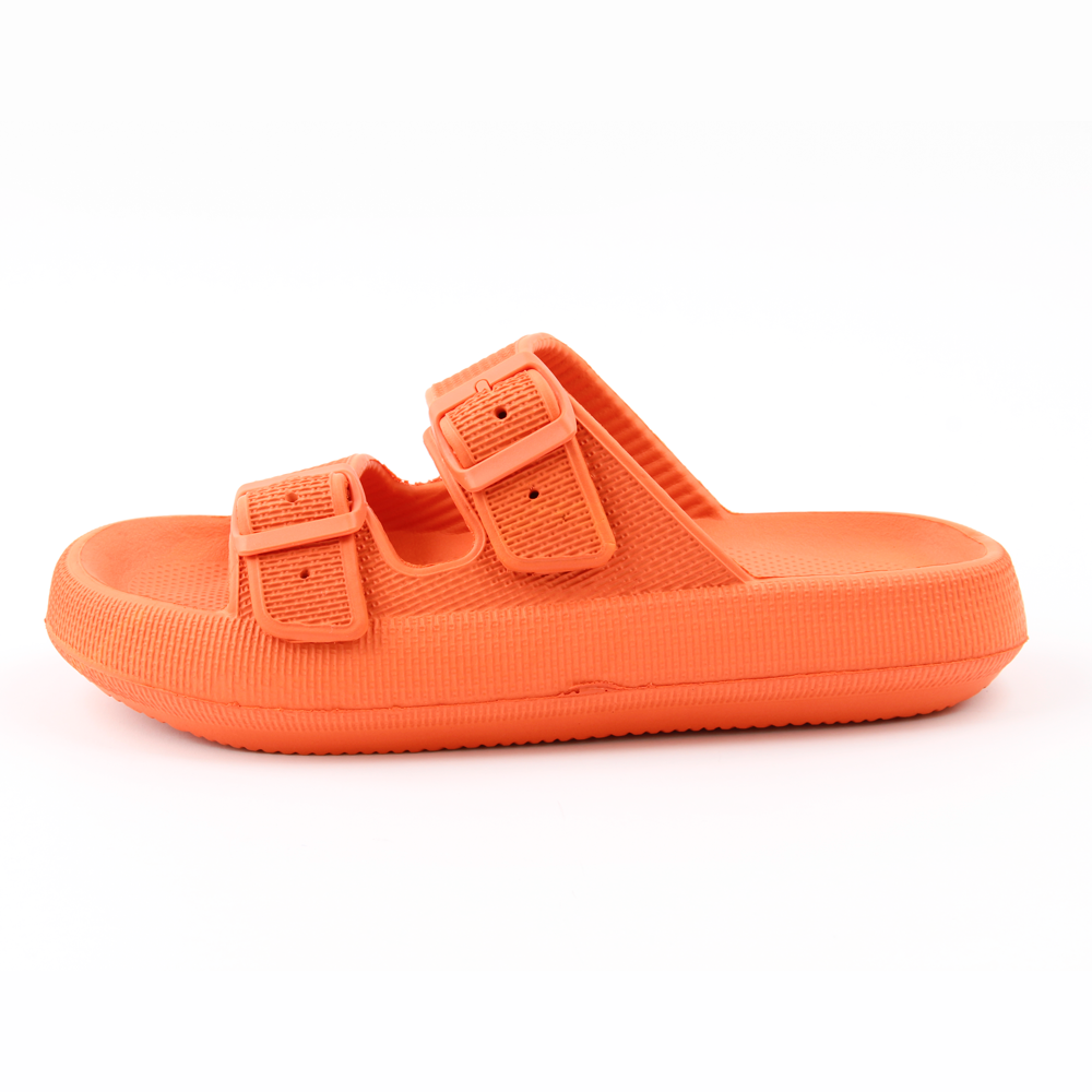 Sandália ortopédica feita em EVA expandido na cor laranja, com fivelas para ajuste. Possui solado espesso de quase 4 cm, que distribui o peso dos pés, alivia pontos de pressão e oferece conforto e estabilidade ao caminhar. Indicada para dores nos pés, como esporão de calcâneo e fascite plantar. Conta com bordas laterais elevadas, solado antiderrapante e tiras macias.