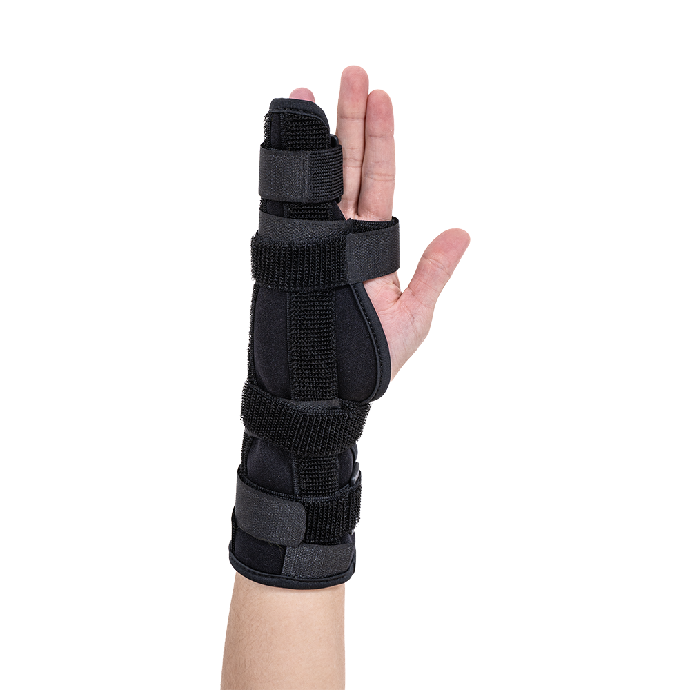 Imagem mostra o braço e a palma da mão direita, onde está com a tala de imobilização aplicada. Sua cor é preta.