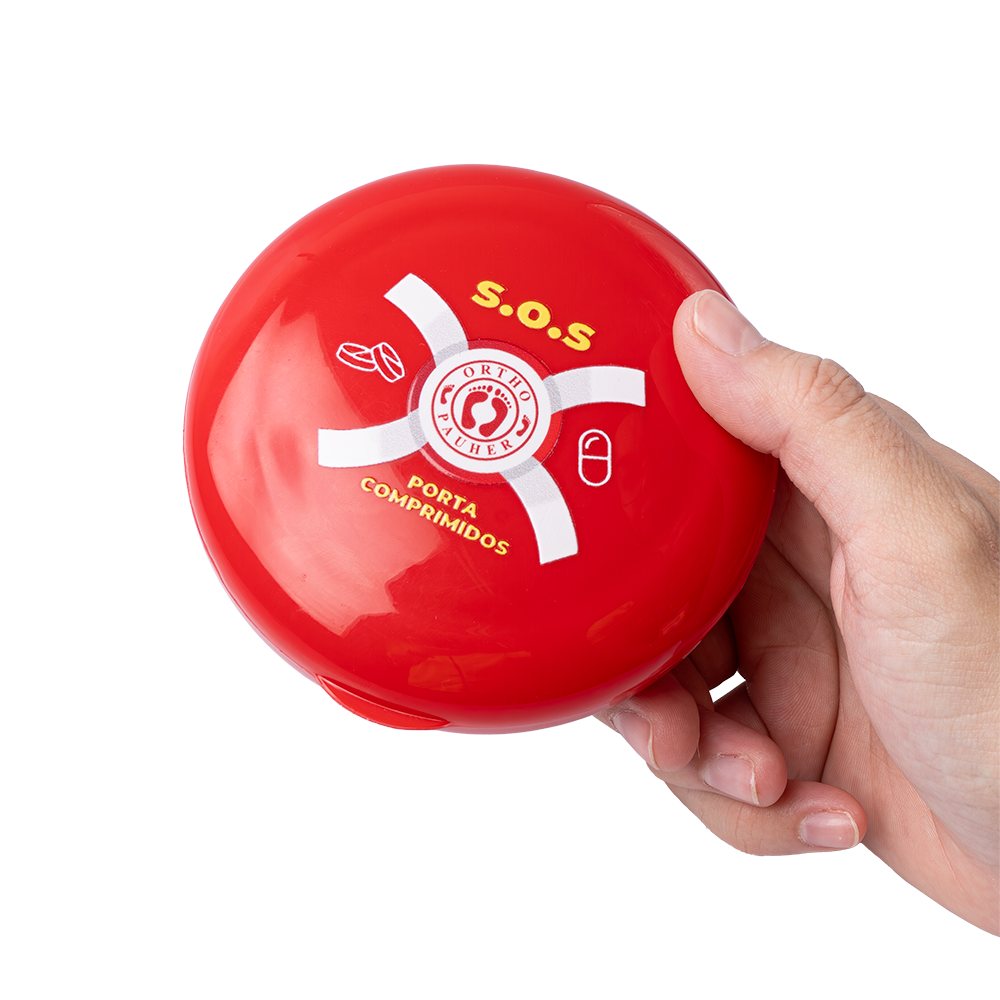 Pessoa segurando porta comprimido em formato de boia com frase: S.O.S.