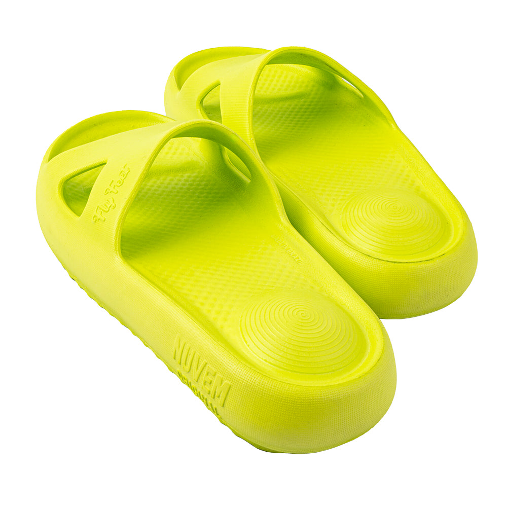 Par de sandálias ortopédicas para esporão na cor verde neon. Posicionadas de perfil, destacando a abertura lateral para acomodação do joanete e mola de absorção.